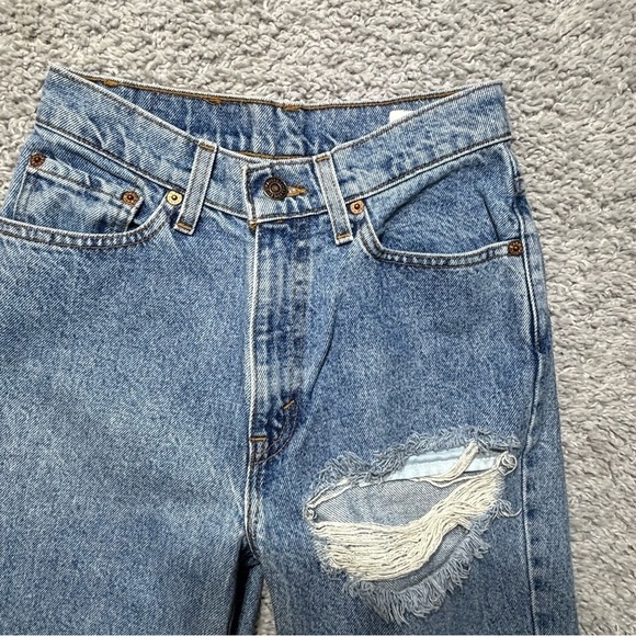 Levi's Jeans Womens 5 Vintage High Rise Mom Jean Light Wash Distressed Holes USA - Picture 2 of 7